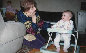 Foto: Ustupljena fotografija / Nasiha Kapidžić Hadžić sa unukom Emom