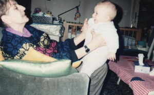 Foto: Ustupljena fotografija / Nasiha Kapidžić Hadžić sa unukom Emom