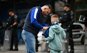 Foto: A. K. / Radiosarajevo.ba / Rijele navijača FK Željezničar idu prema stadionu