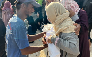 Foto: Anadolija / Otac drži preminulog Eida Mahmouda