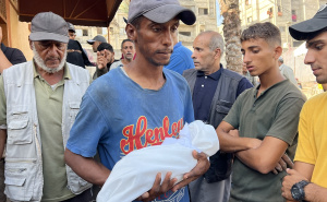 Foto: Anadolija / Otac drži preminulog Eida Mahmouda