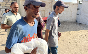 Foto: Anadolija / Otac drži preminulog Eida Mahmouda