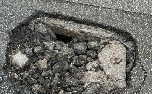 Foto: Čitatelj/Radiosarajevo.ba / Rupa na cesti na Ciglanama