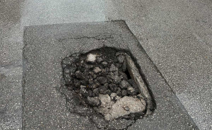 Foto: Čitatelj/Radiosarajevo.ba / Rupa na cesti na Ciglanama