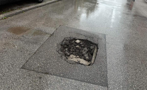 Foto: Čitatelj/Radiosarajevo.ba / Rupa na cesti na Ciglanama