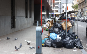 Foto: Dž. K. / Radiosarajevo.ba / Razbacano smeće u centru Sarajevu