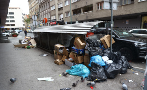 Foto: Dž. K. / Radiosarajevo.ba / Razbacano smeće u centru Sarajevu