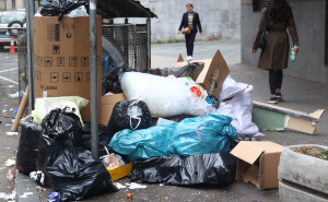 Foto: Dž. K. / Radiosarajevo.ba / Razbacano smeće u centru Sarajevu