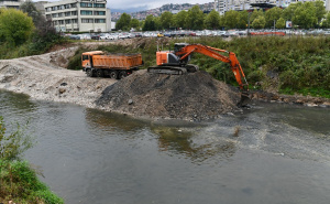 Foto: A. K. / Radiosarajevo.ba / Čišćenje korita Miljacke u Općini Novi Grad