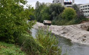 Foto: A. K. / Radiosarajevo.ba / Čišćenje korita Miljacke u Općini Novi Grad
