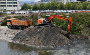 Foto: A. K. / Radiosarajevo.ba / Čišćenje korita Miljacke u Općini Novi Grad