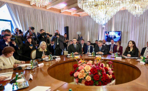 Foto: Kabinet Željka Komšića / Željko Komšić na sastanku u Draču