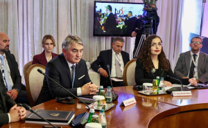 Foto: Kabinet Željka Komšića / Željko Komšić na sastanku u Draču