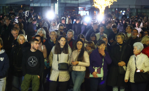 Foto: Dž. K. / Radiosarajevo.ba / Raja ispred Doma mladih u čast Halida Bešlića