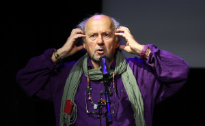 Foto: Dž.K. / Radiosarajevo.ba / Zijahu Sokoloviću uručen Zlatni lovorov vijenac za doprinos umjetnosti teatra Festivala MESS