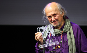 Foto: Dž.K. / Radiosarajevo.ba / Zijahu Sokoloviću uručen Zlatni lovorov vijenac za doprinos umjetnosti teatra Festivala MESS