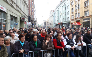 Foto: Dž. K. / Radiosarajevo.ba / Građani se već okupljaju ispred Vječne vatre u čast Halida