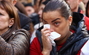 Foto: Dž. K. / Radiosarajevo.ba / Brojni građani ispred Vječne vatre