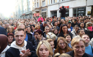 Foto: Dž. K. / Radiosarajevo.ba / Brojni građani ispred Vječne vatre