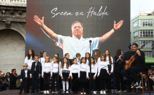 Foto: Dž. K. / Radiosarajevo.ba / Brojni građani ispred Vječne vatre