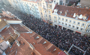 Foto: Dž. K. / Radiosarajevo.ba / Ispred Vječne vatre u čast Halida Bešlića