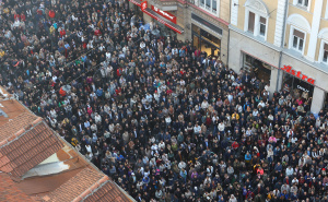 Foto: Dž. K. / Radiosarajevo.ba / Ispred Vječne vatre u čast Halida Bešlića