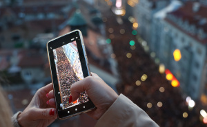 Foto: Dž. K. / Radiosarajevo.ba / Prizori iz zraka - okupljanje u čast Bešlića ispred Vječne vatre