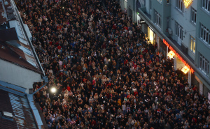 Foto: Dž. K. / Radiosarajevo.ba / Prizori iz zraka - okupljanje u čast Bešlića ispred Vječne vatre