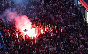 Foto: Dž. K. / Radiosarajevo.ba / Prizori iz zraka - okupljanje u čast Bešlića ispred Vječne vatre