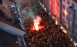 Foto: Dž. K. / Radiosarajevo.ba / Prizori iz zraka - okupljanje u čast Bešlića ispred Vječne vatre