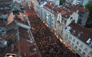 Foto: Dž. K. / Radiosarajevo.ba / Prizori iz zraka - okupljanje u čast Bešlića ispred Vječne vatre