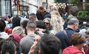 Foto: Milan Ilić / RIngier / Veliki broj ljudi pjeva Halida Bešlića u Skadarliji