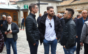 Foto: Dž. K. / A. K. /Radiosarajevo.ba / Ljudi pristižu na dženazu Halidu Bešliću