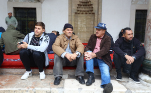 Foto: Dž. K. / A. K. /Radiosarajevo.ba / Ljudi pristižu na dženazu Halidu Bešliću