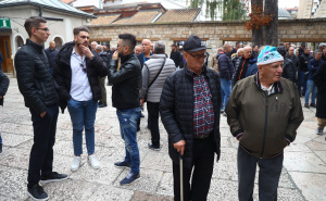 Foto: Dž. K. / A. K. /Radiosarajevo.ba / Ljudi pristižu na dženazu Halidu Bešliću
