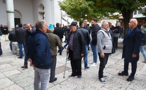 Foto: Dž. K. / A. K. /Radiosarajevo.ba / Ljudi pristižu na dženazu Halidu Bešliću