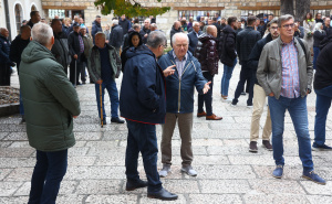 Foto: Dž. K. / A. K. /Radiosarajevo.ba / Ljudi pristižu na dženazu Halidu Bešliću