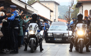Foto: Dž. K. / Radiosarajevo.ba / Povorka s tijelom Halida Bešlića krenula prema Barama