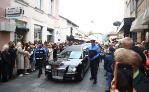 Foto: Dž. K. / Radiosarajevo.ba / Povorka s tijelom Halida Bešlića krenula prema Barama