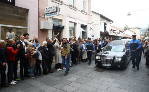 Foto: Dž. K. / Radiosarajevo.ba / Povorka s tijelom Halida Bešlića krenula prema Barama