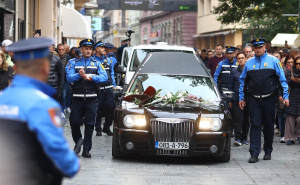 Foto: Dž. K. / Radiosarajevo.ba / Povorka s tijelom Halida Bešlića krenula prema Barama