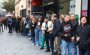 Foto: Dž. K. / Radiosarajevo.ba / Povorka s tijelom Halida Bešlića krenula prema Barama