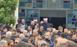 Foto: Radiosarajevo / Gužva na gradskom groblju Bare uoči ukopa Halida Bešlića