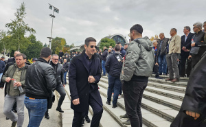 Foto: Radiosarajevo / Gužva na gradskom groblju Bare uoči ukopa Halida Bešlića