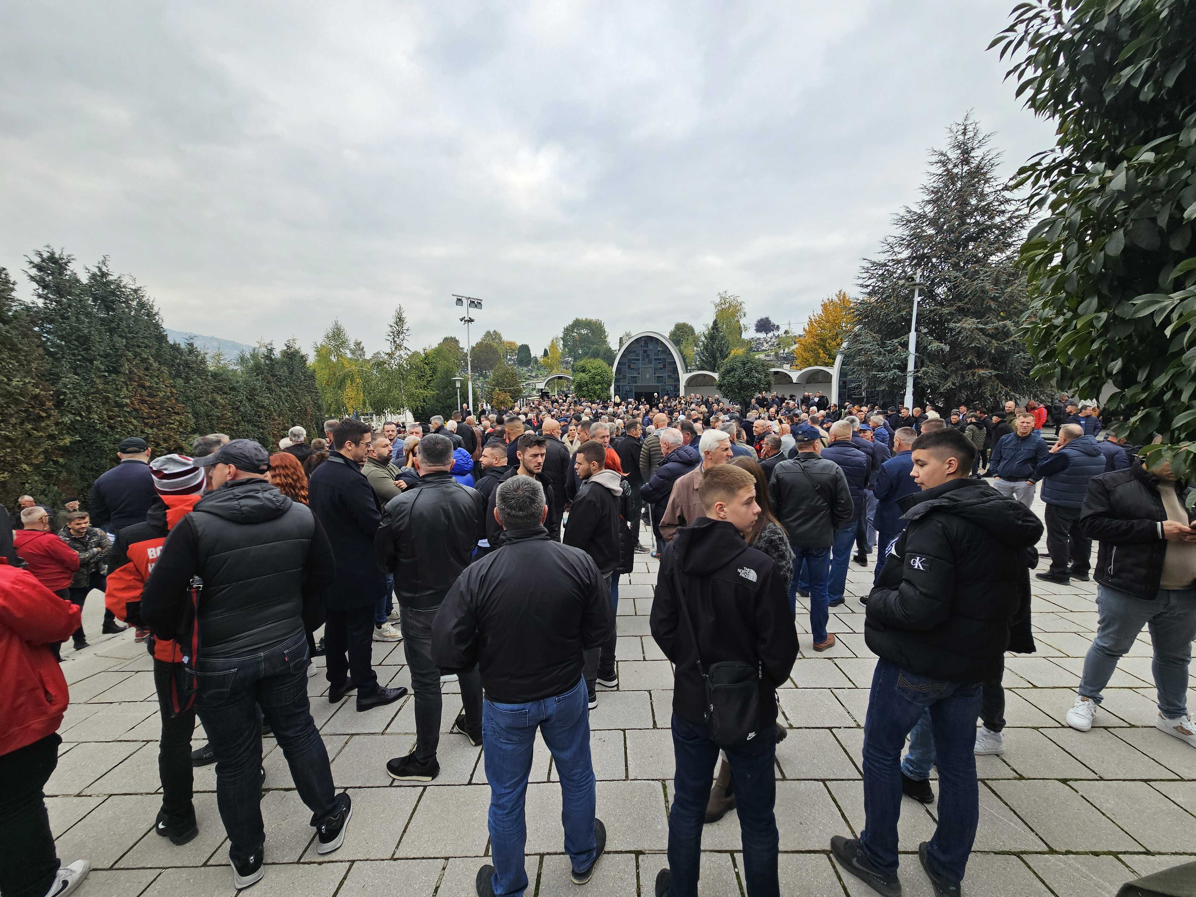 Gužva na gradskom groblju Bare uoči ukopa Halida Bešlića