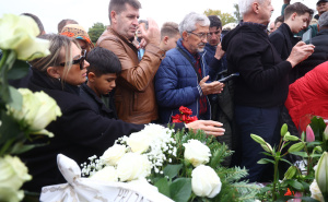 Foto: Dž. K. / Radiosarajevo.ba / Položeno cvijeće na mezar Halida Bešlića