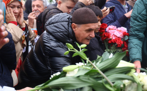 Foto: Dž. K. / Radiosarajevo.ba / Položeno cvijeće na mezar Halida Bešlića