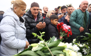 Foto: Dž. K. / Radiosarajevo.ba / Položeno cvijeće na mezar Halida Bešlića