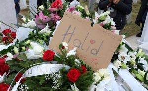 Foto: E. L. / Radiosarajevo.ba / Položeno cvijeće na mezar Halida Bešlića