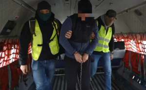 Foto: Jacek Dobrzynski / X.com / Poljski policijski službenici izvode Bezrukavyija iz aviona nakon slijetanja u Poljsku u februaru 2025. godine